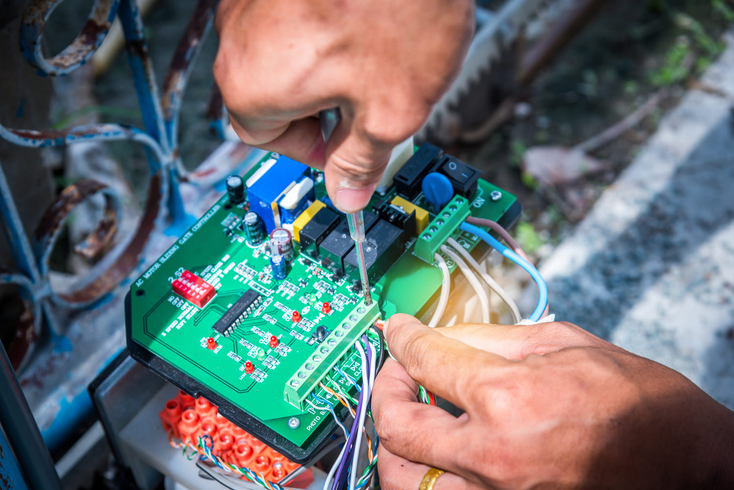 Assemblaggio componenti elettronici